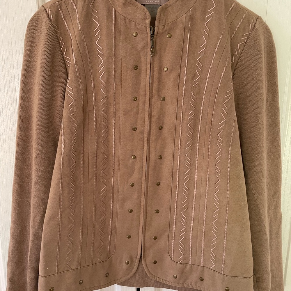 Sweet vintage TanJay cropped zip up jacket. Unique stitching and front details!